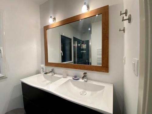 une salle de bain avec un lavabo blanc et un miroir dans l'établissement Maison calme 8-9 pers, 4 ch, jardin près du Logeo - FR-1-639-95, à Sarzeau