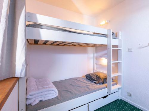 A bed or beds in a room at Appartement 7 personnes avec balcon, WIFI et casier à skis - FR-1-314-244