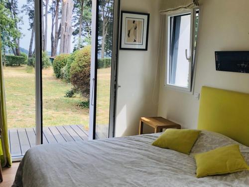 une chambre avec un lit et une grande fenêtre dans l'établissement Maison calme 8-9 pers, 4 ch, jardin près du Logeo - FR-1-639-95, à Sarzeau