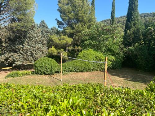 a net in the middle of a garden at Bastide en Provence in Auriol