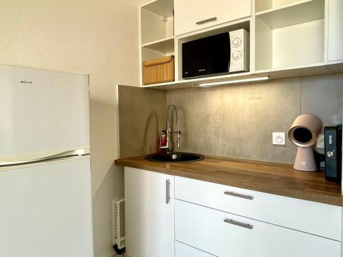 Photo de la galerie de l'établissement Studio Climatisé avec Coin Nuit et Piscine Proche Plage - FR-1-748-25, à Canet