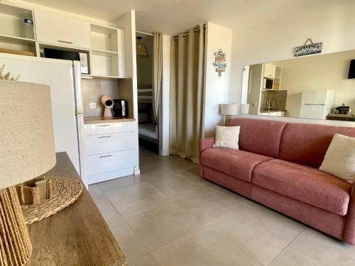 Photo de la galerie de l'établissement Studio Climatisé avec Coin Nuit et Piscine Proche Plage - FR-1-748-25, à Canet