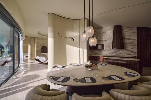 Ένα ή περισσότερα κρεβάτια σε δωμάτιο στο Shebara Resort