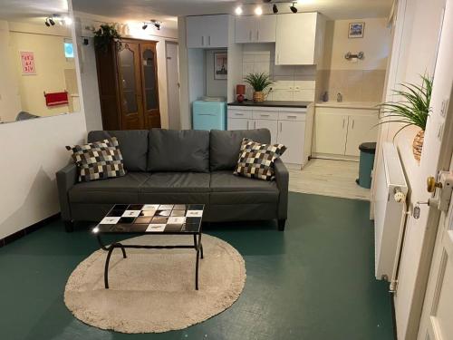 un salon avec un canapé et une table dans l'établissement Grande Maison en Bord de l'Eau avec Jardin - 6 Chambres, Proche Commerces - FR-1-410-442, à La Chartre-sur-le-Loir