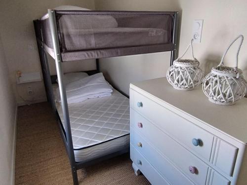 Photo de la galerie de l'établissement Appartement Refait à Neuf, Proche Plage, 4 Pers., Balcon, Parking Privatif, Ménage Inclus - FR-1-778-25, à Saint-Denis-dʼOléron