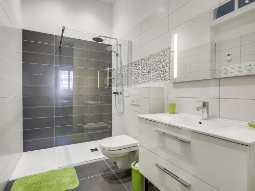 une salle de bain avec toilettes, lavabo et douche dans l'établissement Arcachon : Appartement 8 pers, proche plage, jardin, parking, wifi - FR-1-474-275, à Arcachon