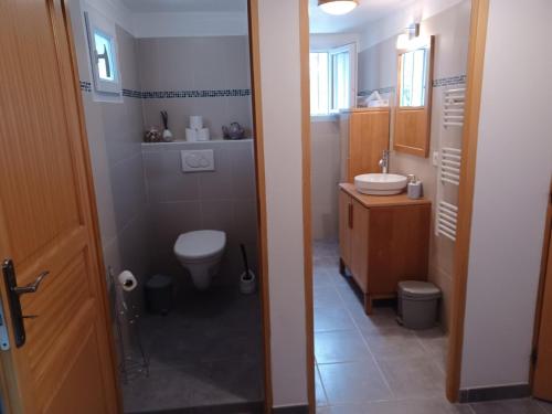 une salle de bain avec toilettes et lavabo dans l'établissement Villa au Calme avec Jardin, Proche Plage, Équipée pour Familles - FR-1-194-285, à La Faute-sur-Mer