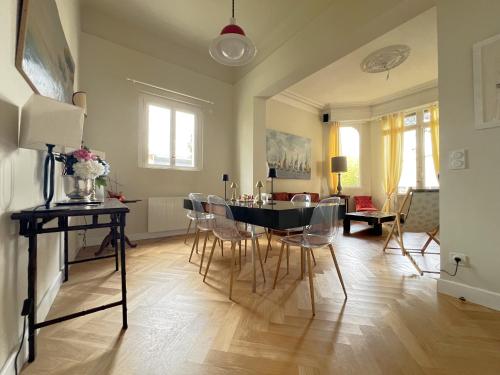 un salon avec une table et des chaises de salle à manger dans l'établissement Arcachon : Appartement 8 pers, proche plage, jardin, parking, wifi - FR-1-474-275, à Arcachon