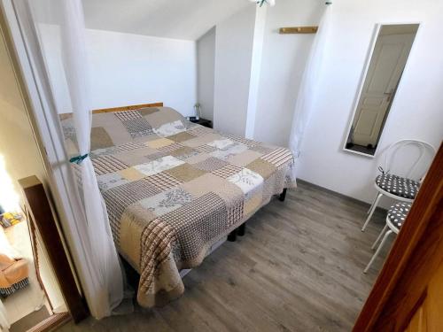 une chambre avec un lit avec une couverture dessus dans l'établissement T3 avec piscine, tennis, climatisation, parking à 200 m des plages - FR-1-316-334, à Six-Fours-les-Plages