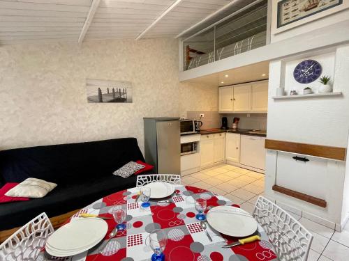 Photo de la galerie de l'établissement Maison rénovée avec piscine chauffée, tennis et parking à 100m des commerces - FR-1-231-330, à Bretignolles-sur-Mer