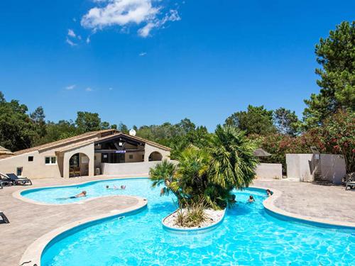 une piscine dans un complexe hôtelier avec des gens qui y nagent dans l'établissement Appartement cosy 4 pers, proche plage&centre, cellier privatif - FR-1-781-65, à Valras-Plage