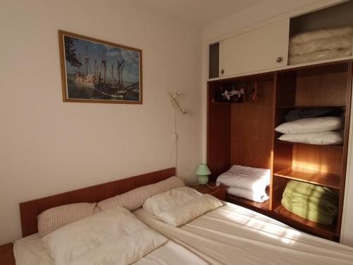 une pièce avec un canapé et une étagère avec des serviettes dans l'établissement Appartement cosy 4 pers, proche plage&centre, cellier privatif - FR-1-781-65, à Valras-Plage