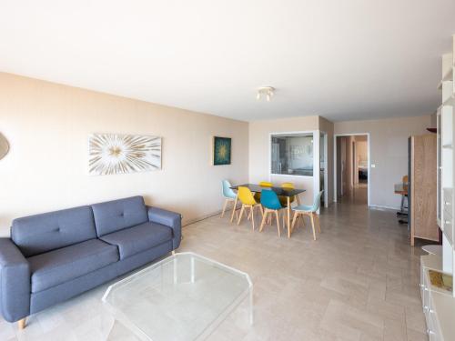 un salon avec un canapé et une table dans l'établissement Appartement Face Mer - 2 Chambres, Terrasse, Garage, Wi-Fi - FR-1-197-603, à Les Sables-dʼOlonne