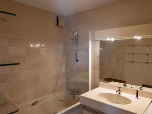 une salle de bain avec un lavabo et une douche dans l'établissement Appartement Face Mer - 2 Chambres, Terrasse, Garage, Wi-Fi - FR-1-197-603, à Les Sables-dʼOlonne