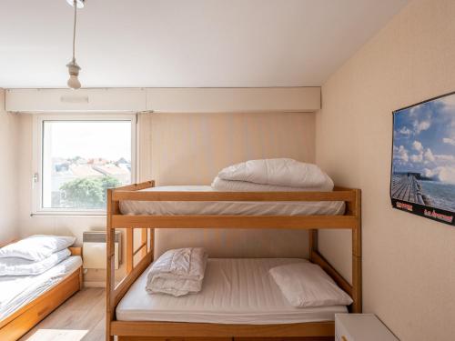 deux lits superposés dans une chambre avec fenêtre dans l'établissement Appartement Face Mer - 2 Chambres, Terrasse, Garage, Wi-Fi - FR-1-197-603, à Les Sables-dʼOlonne