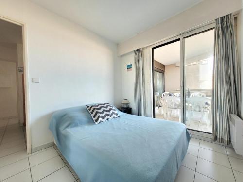 une chambre avec un lit et une grande fenêtre dans l'établissement Canet - T2 cabine 5 pers, accès plage, piscine, parking - FR-1-794-118, à Canet