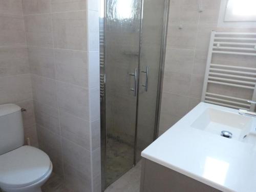 une salle de bain avec une douche, des toilettes et un lavabo dans l'établissement Maison Rénovée pour 7 Personnes à 350m de la Plage, Jardin Clos, Confort Moderne - FR-1-194-245, à La Tranche-sur-Mer