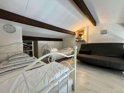 - une chambre avec 2 lits superposés et un canapé dans l'établissement Duplex rénové avec aperçu mer, proche port et plage, parking inclus - FR-1-246A-294, à Saint-Pierre-dʼOléron