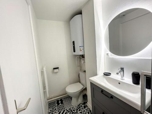 une salle de bain avec toilettes, lavabo et miroir dans l'établissement Charmant studio refait à neuf avec terrasse - animaux admis, Wi-Fi gratuit - FR-1-361-562, à Granville