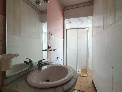 une salle de bain avec un lavabo, une douche et une baignoire dans l'établissement Appartement RDC Centre Aiguillon-sur-Mer, Proche Marché, Plages et Commerces, 4 Pers, Animaux Ok - FR-1-476-209, à LʼAiguillon-sur-Mer