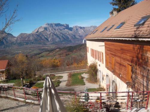 - un bâtiment avec vue sur la montagne dans l'établissement Comme un écrin... Chambres et table d'hôtes, à Saint-Bonnet-en-Champsaur