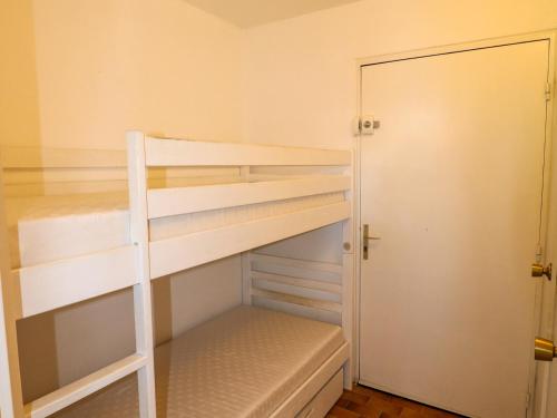 - une chambre avec 2 lits superposés et un placard dans l'établissement Appartement RDC avec Terrasse, Piscine & Accès Plage - St Cyprien, 4 Couchages - FR-1-753-27, à Saint-Cyprien