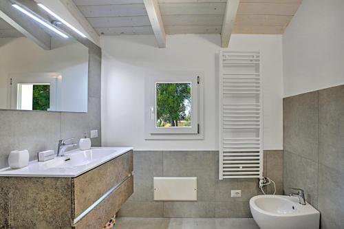 Bilik mandi di Complesso Villa Cristal with Shared Pool