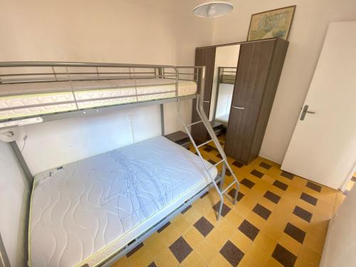 - un lit superposé vide dans un dortoir avec une porte dans l'établissement Appartement proche plage, centre-ville, équipé pour 5 personnes - FR-1-781-57, à Valras-Plage