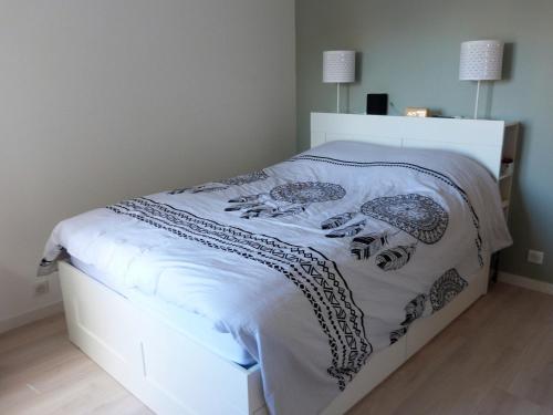 - une chambre avec un lit blanc et une couette en noir et blanc dans l'établissement Maison tout confort à 100m de la plage - 8 pers - La Guérinière - FR-1-823-75, à La Guérinière