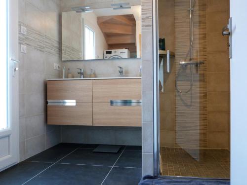 une salle de bain avec une douche, un lavabo et un miroir dans l'établissement Maison tout confort à 100m de la plage - 8 pers - La Guérinière - FR-1-823-75, à La Guérinière