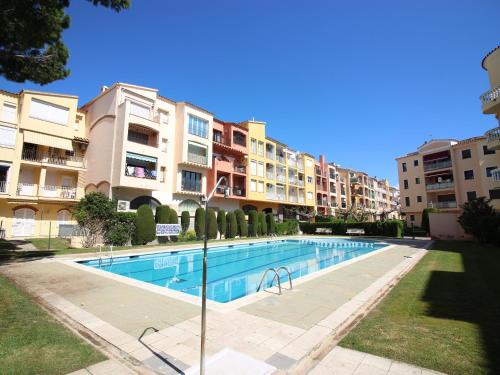 Apartamento céntrico con terraza y acceso cercano a la playa, bares y mercado en Empuriabrava - ES-228-181