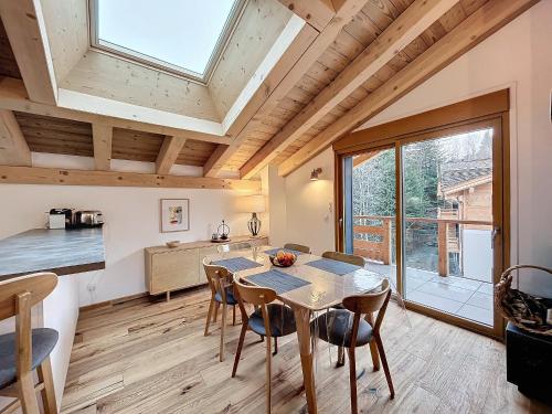 une cuisine et une salle à manger avec une table et des chaises dans l'établissement Appartement de Standing 4 Chambres au Pied des Pistes à Combloux - FR-1-560-122, à Combloux