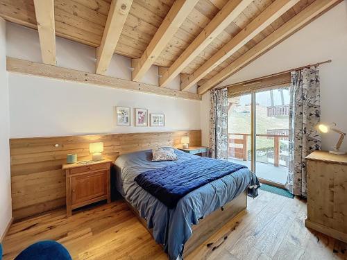 une chambre avec un lit et une grande fenêtre dans l'établissement Appartement de Standing 4 Chambres au Pied des Pistes à Combloux - FR-1-560-122, à Combloux
