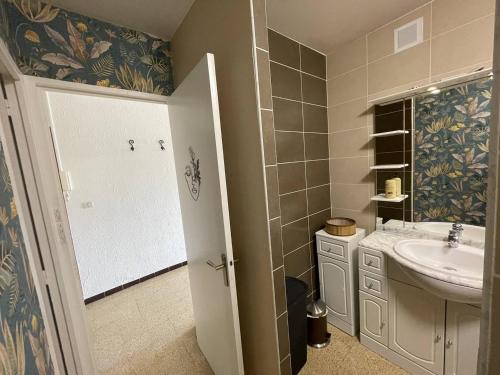 une salle de bain avec un lavabo, des toilettes et un miroir dans l'établissement Charmant T2 rénové, 4 couchages, proche plage et port, balcon, parking sécurisé, St-Cyprien - FR-1-106-55, à Saint-Cyprien