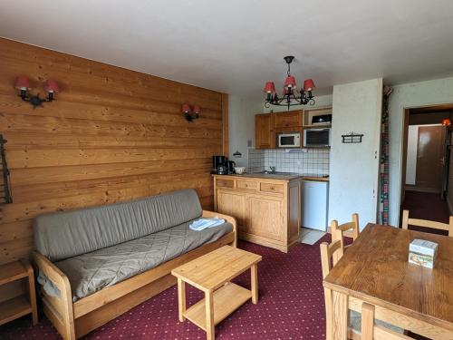 un salon avec un canapé et une table et une cuisine dans l'établissement Studio au pied des pistes, animaux admis - FR-1-811-7, à Les Deux Alpes