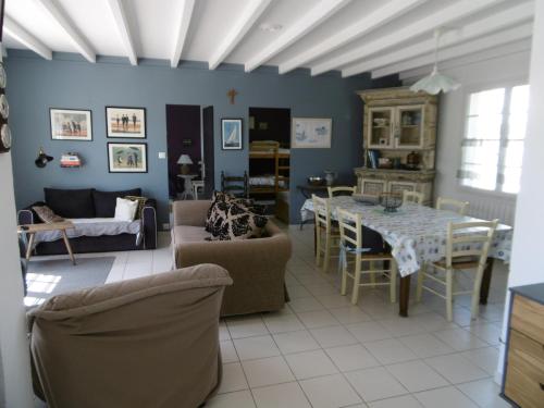 un salon avec un canapé et une table dans l'établissement Maison calme proche plage Noirmoutier, 6 personnes, animaux admis, parking privé - FR-1-823-76, à Noirmoutier-en-l'lle