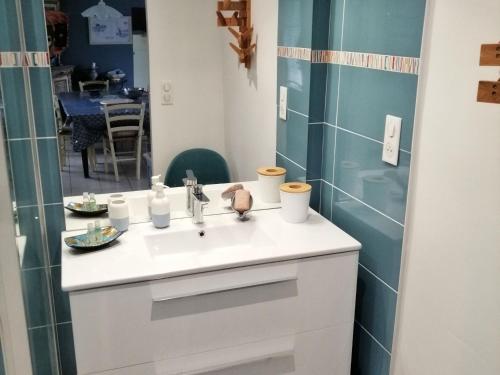 une salle de bain avec un lavabo et un miroir dans l'établissement Maison calme proche plage Noirmoutier, 6 personnes, animaux admis, parking privé - FR-1-823-76, à Noirmoutier-en-l'lle