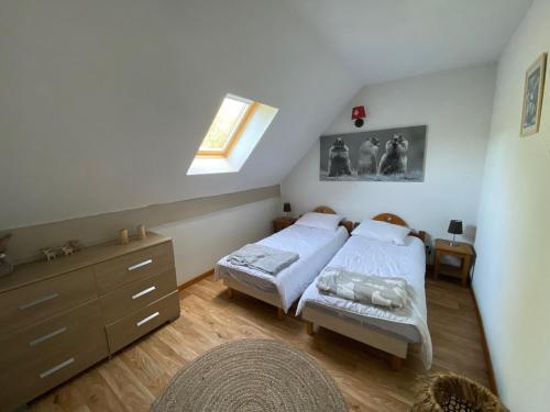 une chambre avec deux lits jumeaux et une fenêtre dans l'établissement Duplex spacieux avec piscine aux Bois de la Reine - FR-1-814-60, à Besse-et-Saint-Anastaise