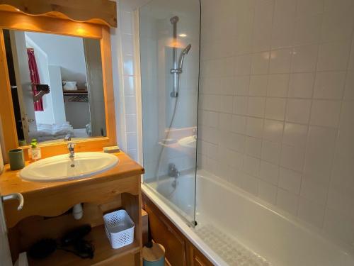 une salle de bain avec un lavabo et une douche dans l'établissement Duplex spacieux avec piscine aux Bois de la Reine - FR-1-814-60, à Besse-et-Saint-Anastaise