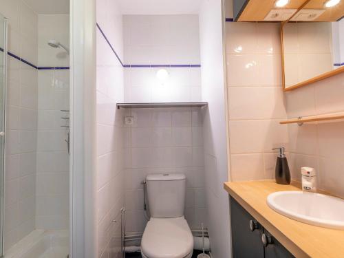 une petite salle de bain avec toilettes et lavabo dans l'établissement Appartement cosy 2 pièces avec balcon, internet et lits faits à l'arrivée - FR-1-314-286, à Morzine