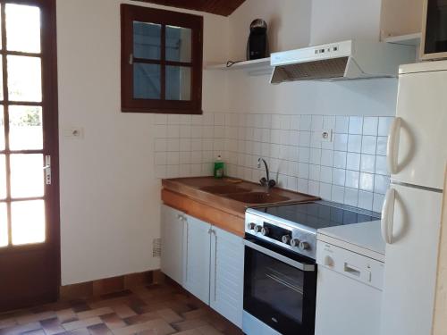 La cuisine est équipée d'une cuisinière, d'un évier et d'un réfrigérateur. dans l'établissement Maison de vacances à Barbâtre - Plage proche - Animaux admis - FR-1-823-88, à Barbâtre