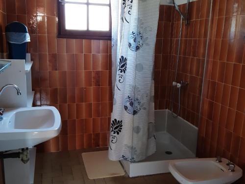 une salle de bain avec un lavabo et un rideau de douche dans l'établissement Maison de vacances à Barbâtre - Plage proche - Animaux admis - FR-1-823-88, à Barbâtre