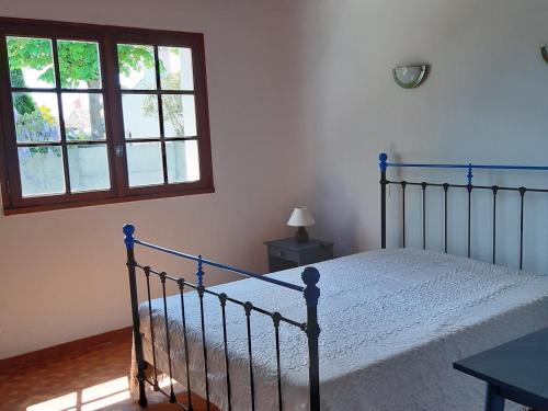 une chambre avec un lit et une fenêtre dans l'établissement Maison de vacances à Barbâtre - Plage proche - Animaux admis - FR-1-823-88, à Barbâtre