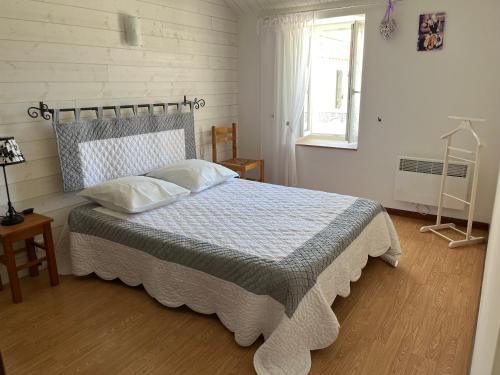 - une chambre avec un lit avec deux oreillers et une fenêtre dans l'établissement Maison mitoyenne proche plage, centre Barbâtre, pour 4 personnes - FR-1-823-109, à Barbâtre