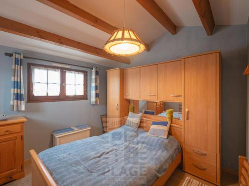 une chambre avec un grand lit dans une pièce dans l'établissement Maison 3 chambres avec piscine privée et jardin clos - FR-1-197-617, à Les Sables-dʼOlonne