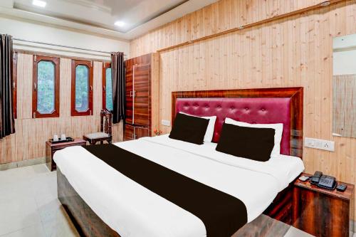 a bedroom with a large bed in a room at Hotel O Tajganj West Gate Hotel Host in Agra