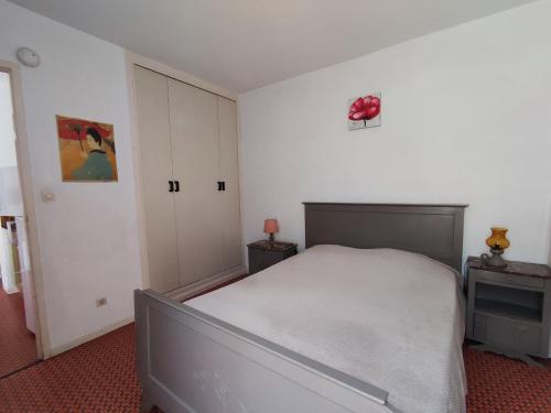- une chambre avec un lit, une commode et une porte dans l'établissement Appartement 2 pièces, 4 pers, proche plage et commerces, parking, animaux admis - FR-1-776-115, à Argelès-sur-Mer