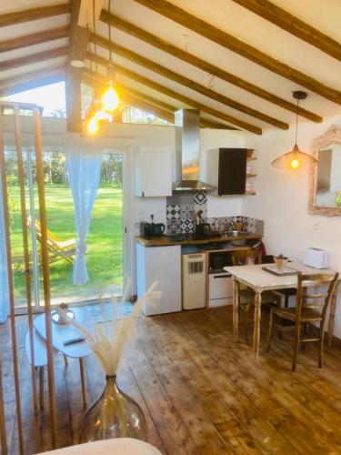 une cuisine et une salle à manger avec une table et une salle à manger dans l'établissement Gîte en Pays Basque Les Chênes Avec jacuzzi, à Came