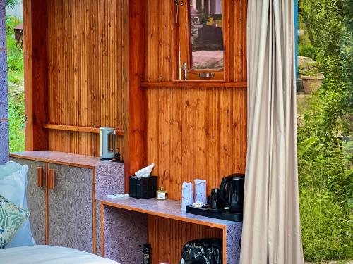 Příslušenství pro přípravu čaje a kávy v ubytování Glass Cabins by Urban Monk- Unique Centrally Heated Cabins with Electric Blankets