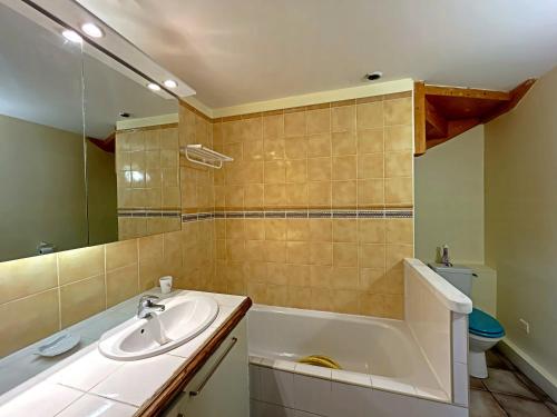 une salle de bain avec un lavabo et une baignoire dans l'établissement Appartement 6 pers. aux Saintes-Maries-de-la-Mer - FR-1-475-223, à Saintes-Maries-de-la-Mer